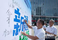澳门金沙网站狄多华对即将开始新疆之行的记者们说