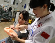 澳门金沙官网在给维和官兵拔火罐治疗腰背部疼痛过程中