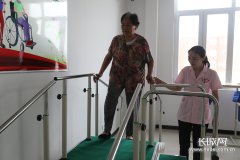 澳门金沙官网护理人员每天利用中医药足疗仪器