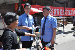 澳门金沙网址向集市上的群众详细讲解非法集资的特点、常见表现形式以及严重