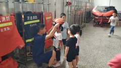 澳门金沙网址 消防员为孩子们讲解消防车上的各种设备